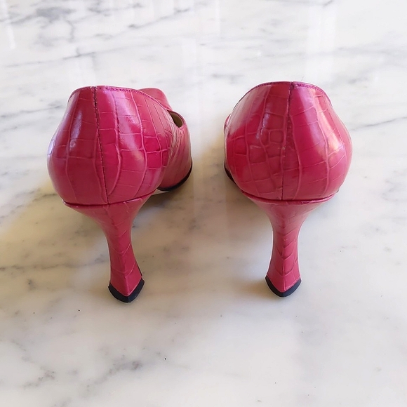 Karen Scott Leather Upper Fuchsia Crocodile Pump with 3" heels. - Picture 5 of 6